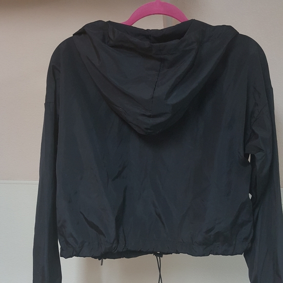 S FASHION NOVA LIGHTWEIGHT BLACK CROPPED WINDBREAKER TOP W MOCK KANGAROO POCKET - Picture 7 of 7